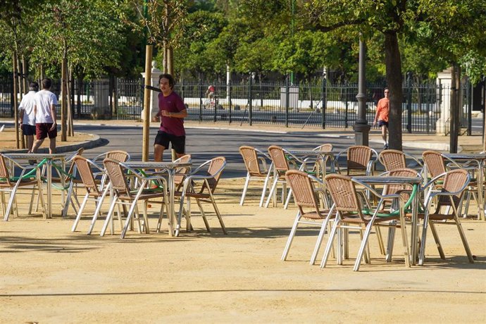 Veladores vacíos en el   Parque de Maria Luisa,  el segundo día en que el Gobierno permite salir a hacer deporte de forma individual