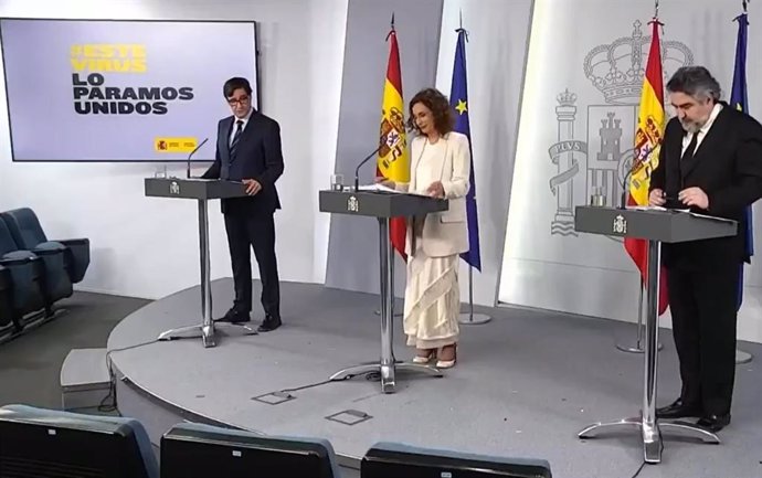 La portavoz del Gobierno y ministra de Hacienda, María Jesús Montero, el ministro de Sanidad, Salvador Illa, y el ministro de Cultura y Deporte, José Manuel Rodriguez Uribes, en la rueda de prensa telemática tras el consejo de ministros