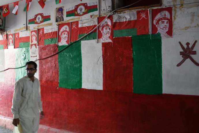 Una calle de la capital de Omán, Mascate, con imágenes del fallecido sultán Qabus bin Said