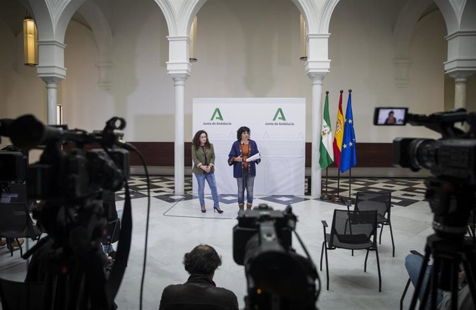 La presidenta del grupo parlamentario Adelante Andalucía, Teresa Rodríguez (d), junto a la portavoz del grupo parlamentario Adelante Andalucía, Inmaculada Nieto, en una imagen de archivo.
