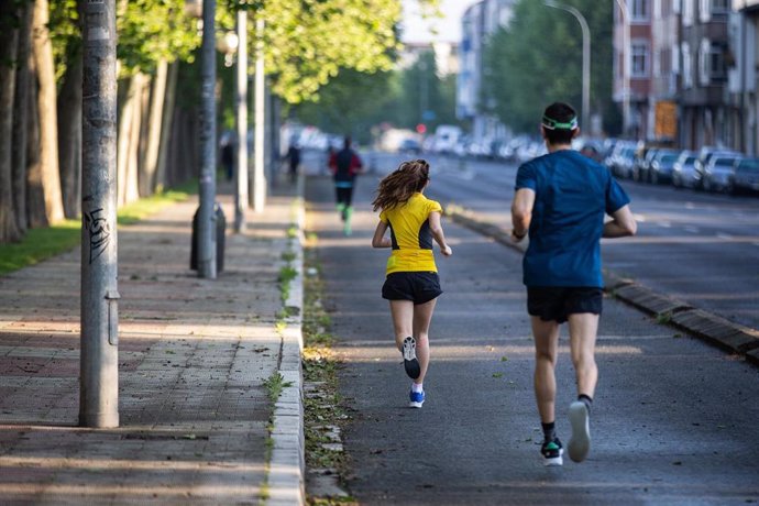 Una mujer y un hombre salen a correr en el primer día en el que se permite a los mayores de 14 años salir a la calle a dar paseos y a hacer deporte en distintas franjas horarias, en Álava (Vitoria/País Vasco/España) a 2 de mayo de 2020.