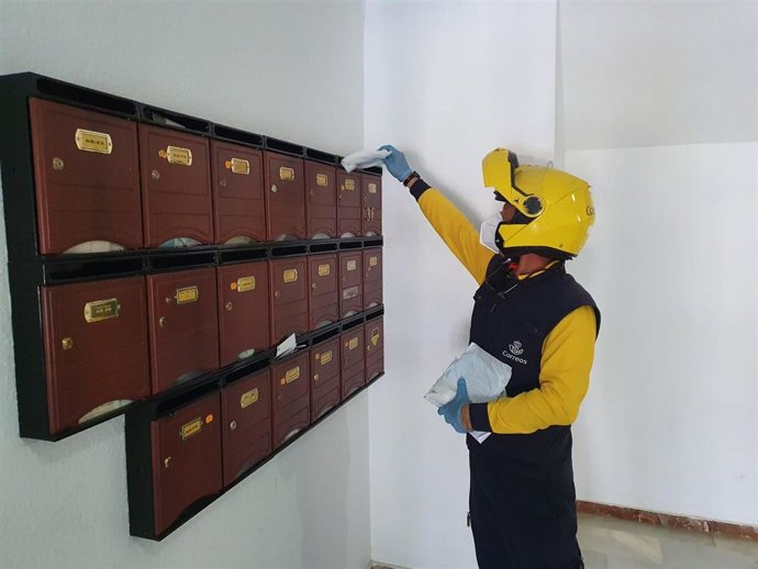 Correos reparte mascarillas en Torrox