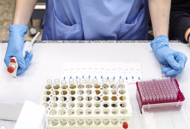 Imagen de archivo de un trabajador en un laboratorio durante la pandemia de coronavirus.