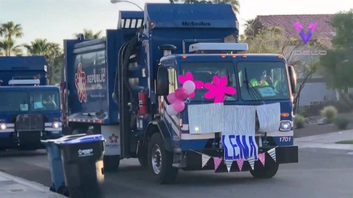 Un desfile de camiones de basura sorprende a una niña de tres años por su cumpleaños durante el confinamiento