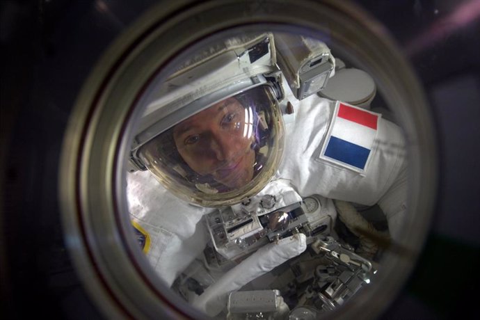 El astronauta de la ESA Thomas Pesquet en la esclusa de aire durante su primera caminata espacial, el viernes 13 de enero de 2017
