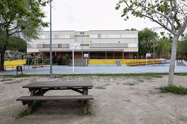 Patio de un colegio de Madrid cerrado por la pandemia del coronavirus.