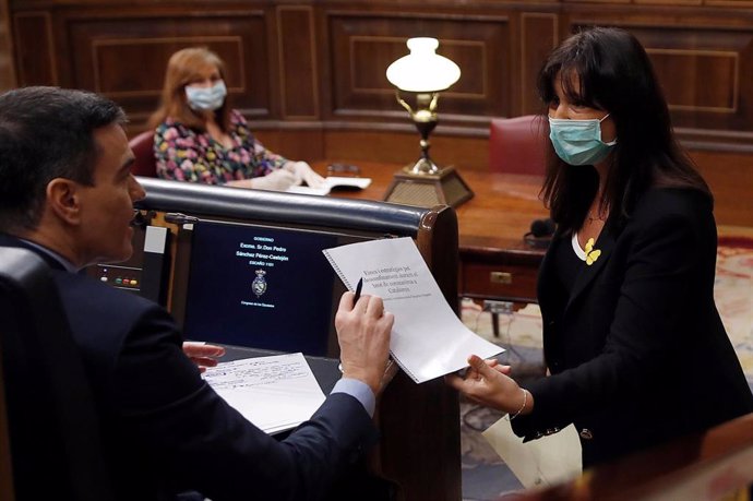 La diputada de Junts per Catalunya, Laura Borrás, hace entrega de un documento a Pedro Sánchez 