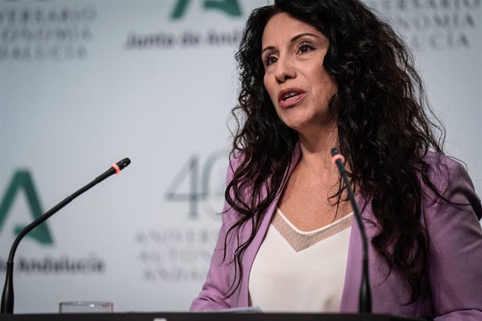 La consejera de Igualdad, Políticas Sociales y Conciliación de la Junta de Andalucía, Rocío Ruiz, en rueda de prensa, foto de archivo