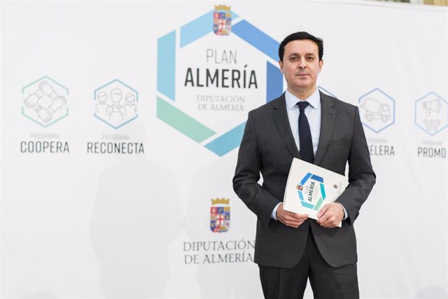 El presidente de la Diputación de Almería, Javier Aureliano García, en la presentación del Plan Almería
