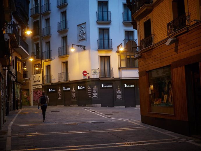 Transeúntes pasean por las calles de Pamplona durante el estado de alarma por la crisis del coronavirus.