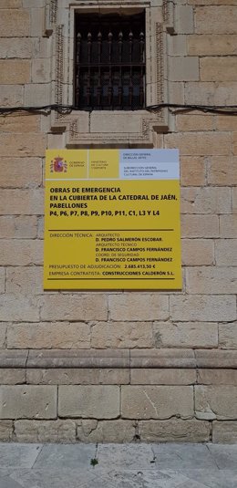 Cartel de las obras de emergencia en la fachada de la Catedral