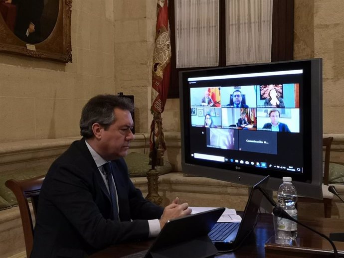 El alcalde de Sevilla, Juan Espadas, durante la reunión telemática con regidores de grandes capitales españolas