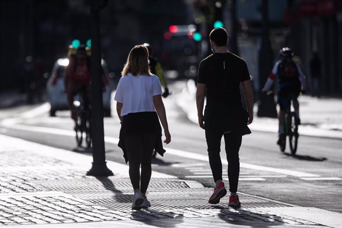 Una pareja pasea por las calles de Madrid en el segundo día de desconfinamiento durante la Pandemia Covid-19 que ha generado el Estado de Alarma en España. A 3 de Mayo, 2020 en Madrid, España