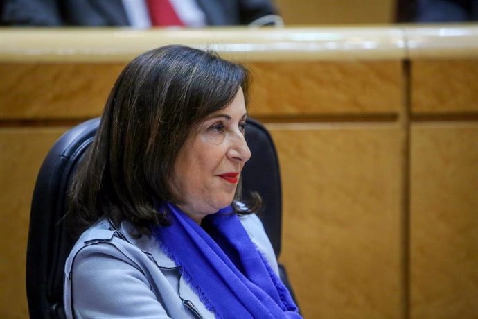 La ministra de Defensa, Margarita Robles, sentada en su escaño en el Senado durante un pleno