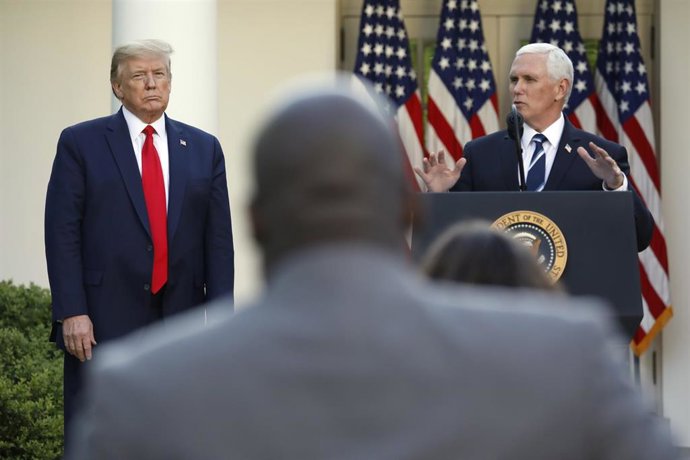 El vicepresidente de Estados Unidos, Mike Pence, habla durante una rueda de prensa del grupo de trabajo del coronavirus en la Casa Blanca junto al presidente, Donald Trump. 