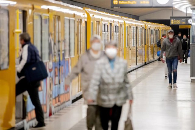 Pasajeros en la estación de metro de Amrumer Strasse, en Berlín