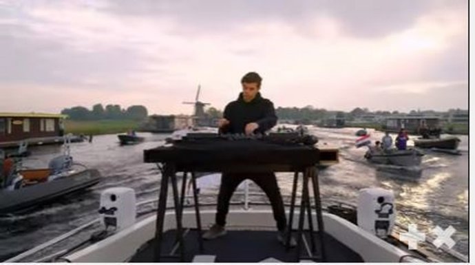 Martin garrix sorprende con un concierto sobre el río