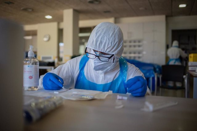 Un voluntario de la ONG Proactiva Open Arms deposita en una placa de test rápido la sangre que ha extraído a un trabajador sanitario de la Residencia Geriátrica Redós de Sant Pere de Ribes.