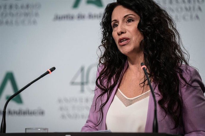 La consejera de Igualdad, Políticas Sociales y Conciliación de la Junta de Andalucía, Rocío Ruiz, en rueda de prensa. Imagen de archivo.