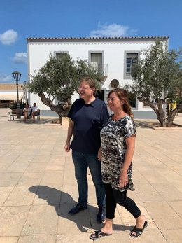 El presidente de la Generalitat Valenciana, Ximo Puig, y la presidenta de Baleares, Francina Armengol, en Formentera en una imagen de archivo