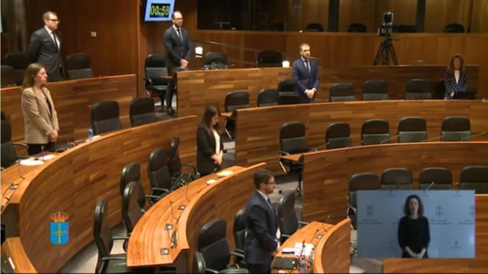 Los portavoces parlamentarios guardan un minuto de silencio por las víctimas del coronavirus en Asturias.