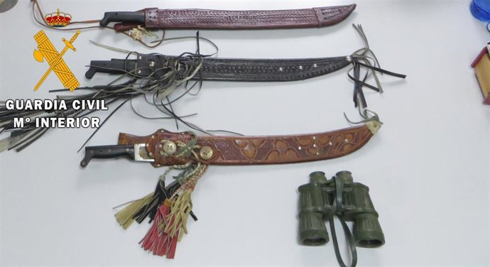 Machetes y prismáticos intervenidos