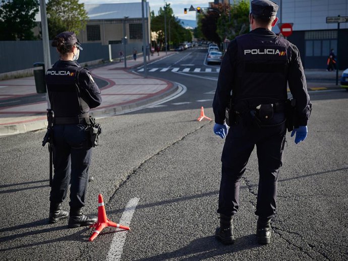 Control de la Policia Nacional durante la pandemia de coronavirus COVID-19, en Pamplona, Navarra, España, a 30 de abril de 2020.