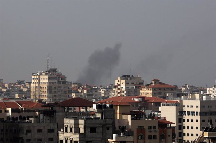 Columna de fum a Ciutat de Gaza després d'un bombardeig d'Israel
