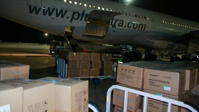 Llegada de un avión con material sanitario para la Comunitat Valenciana