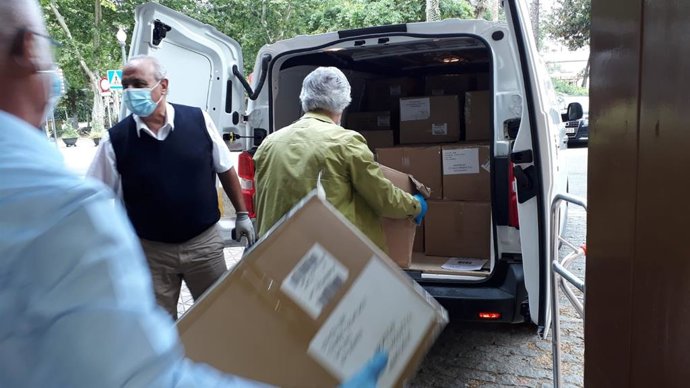 Reparto de mascarillas en Sevilla
