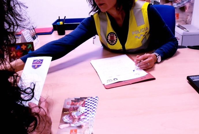 Una agente de Policía Local atiende a una mujer