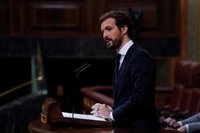 Casado acusa a Sánchez de "mentir" y estar instalado en el "absolutismo" pero anuncia que el PP se abstendrá
