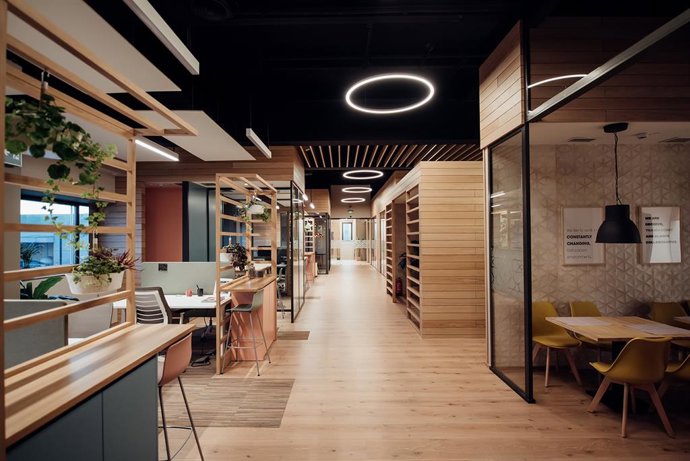 Sevilla Fashion Outlet, crea el primer espacio de trabajo español distinguido con la doble certificación WELL + BREEAM, que lo acredita como la oficina más comprometida con el bienestar de sus trabajadores y el medio ambiente.