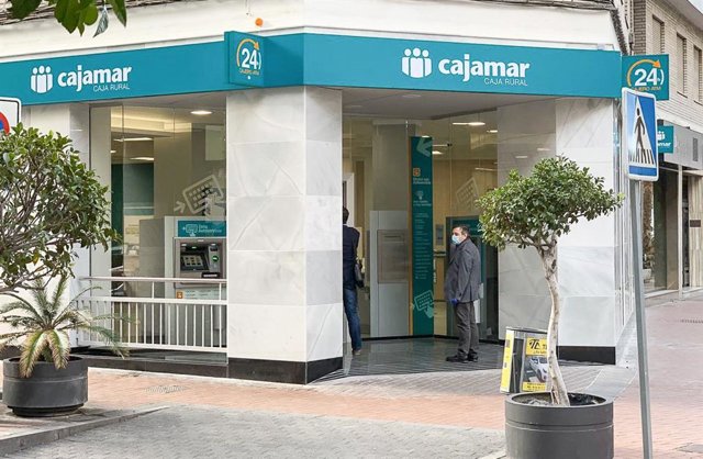 Un cliente entra en una oficina de Cajamar en Motril durante el estado de alarma por el Covid-19.