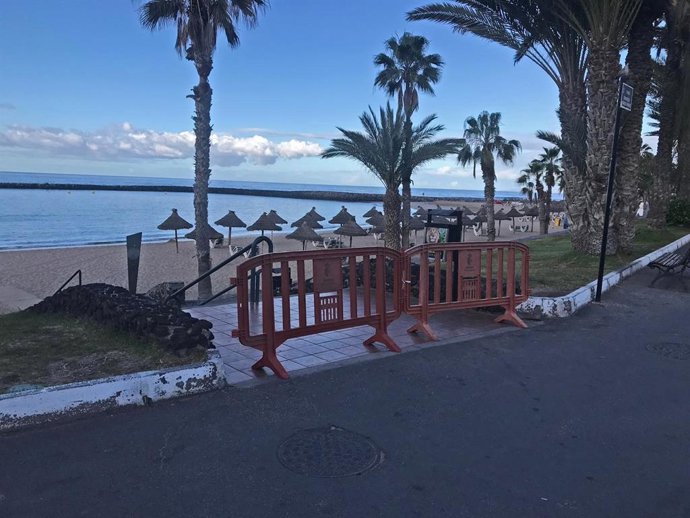 Playa cerrada en Arona durante el estado de alarma