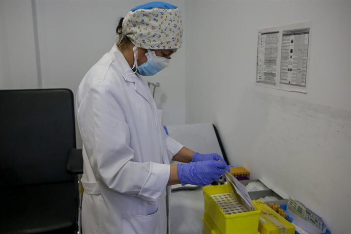 Profesional realiza test de Covid-19