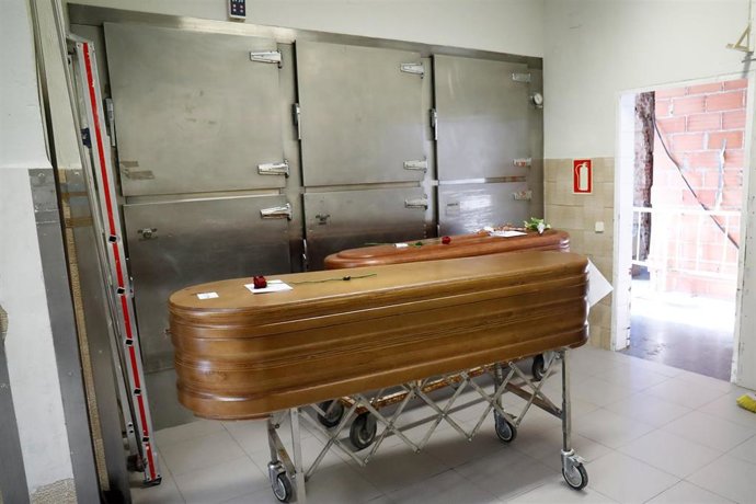 Varios féretros aguardan a la incineración en la sala previa del Crematorio del cementerio de La Almudena durante la pandemia de coronavirus en Madrid, España, a 13 de abril de 2020.