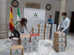 Imagen de archivo de un reparto de mascarillas por la Junta para residencias y ayuda a domicilio en la provincia de Málaga. 