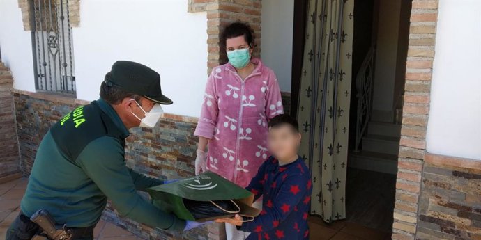 Guardia Civil entrega comida y material escolar a familias necesitadas