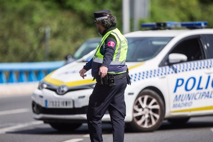 Un agente de la Policía Municipal de Madrid en un control policial en una de las salidas de la autopista de la M30 durante la desescalada por el Covid-19.