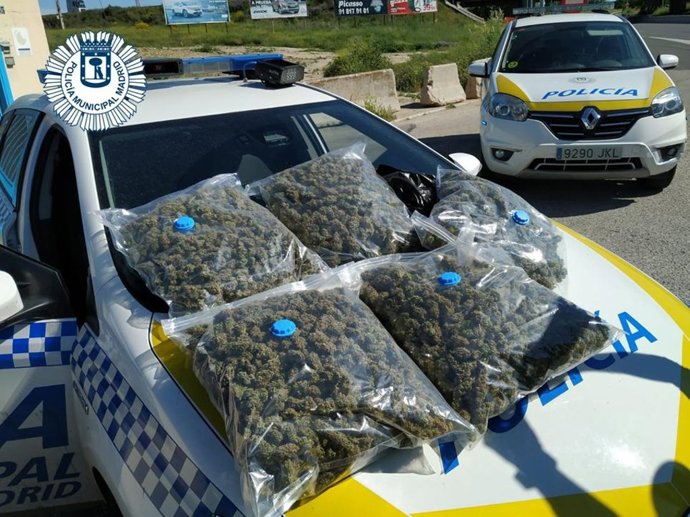 Imagen de la cantidad de marihuana requisada por Policía Municipal de Madrid tras detener a un conductor en un control policial.