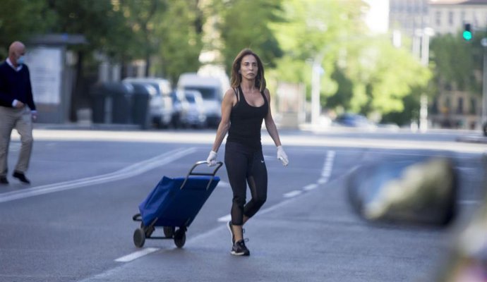 María Patiño sale a hacer la compra con atuendo deportivo