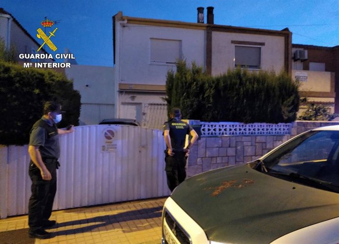 Guardia Civil salva la vida a un septuagenario que yacía inconsciente en el suelo de su vivienda en La Manga