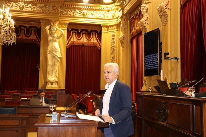 El diputado del PI Josep Meli defiende la PNL ante la Comisión de Hacienda.