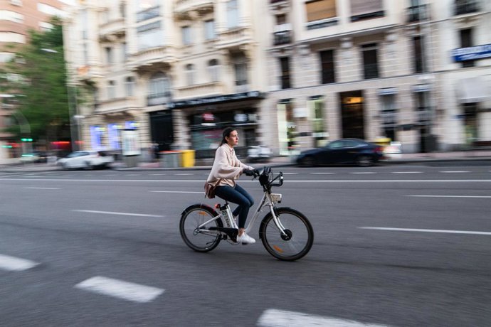 Una persona sale recorre la calle Goya de Madrid en bicicleta durante la fase 0 de la desescalada.