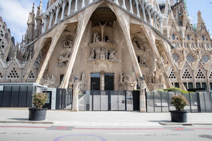 Basílica de la Sagrada Familia cerrada al público durante el sexto día de confinamiento tras la declaración del estado de alarma por la pandemia de coronavirus, en Barcelona / Cataluña (España), a 20 de marzo de 2020.