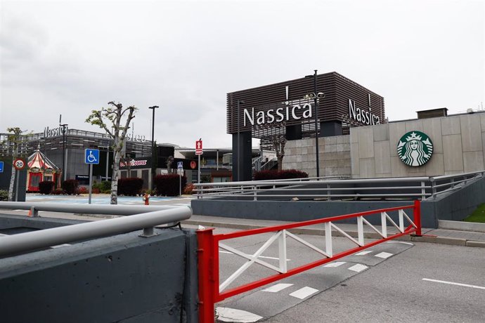 El Centro Comercial Nassica se encuentra inusualmente cerrado durante el Jueves Santo marcado por el confinamiento impuesto por el Estado de Alarma provocado por el coronavirus, COVID19. En Madrid (España) a 9 de abril de 2020.