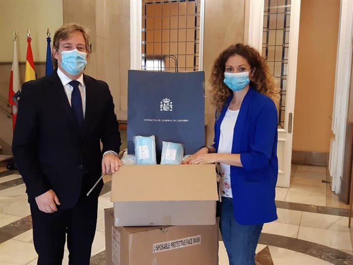 Delegada del Gobierno, Ainoa Quiñones, entrega mascarillas a presidente de la FMC, Pablo Diestro