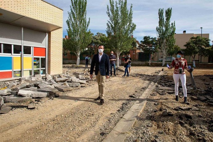 El consejero municipal de Urbanismo, Víctor Serrano, visita las obras del patio del colegio púbico Guillemo Fatas