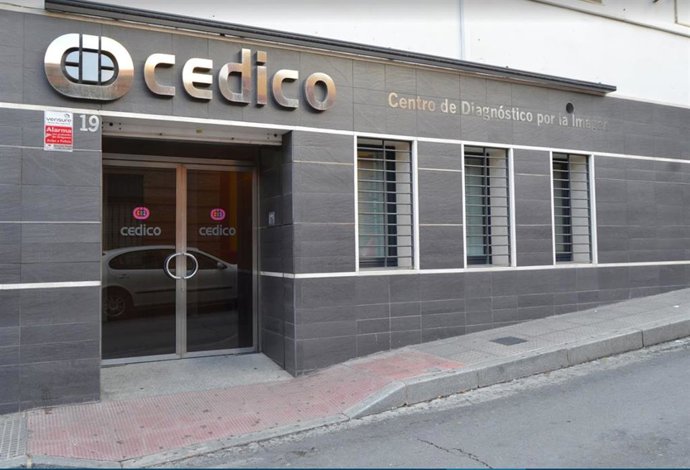 Fachada del centro HT Cedico, en Huelva, que se reestructura con estrictas medidas de seguridad y vuelve a su plena actividad